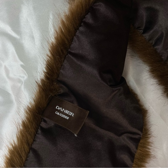 Danier Short Fur Pin Scarf - Picture 5 of 8